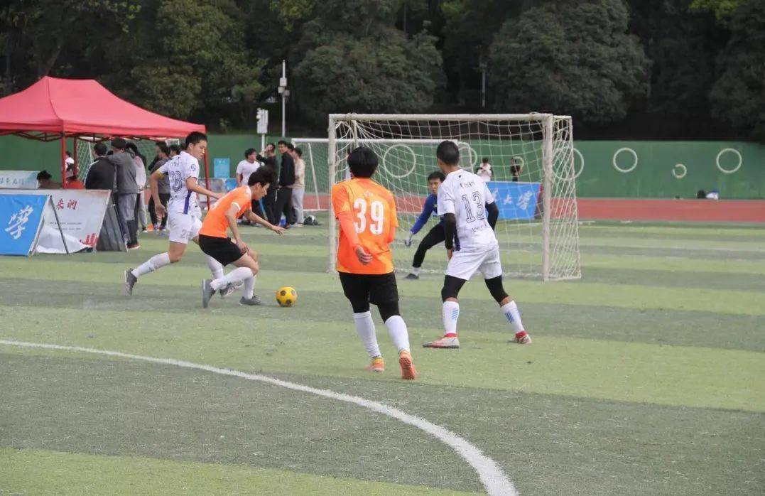 包含紧张足球比赛中球队表现出色,势如破竹的词条 包含紧张足球比赛中球队表现出色,势如破竹的词条