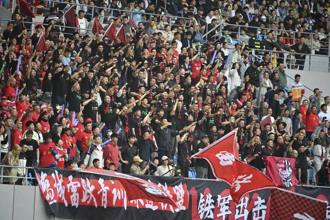 开云体育入口-足球热情不减，球迷疯狂挥舞旗帜呐喊助威