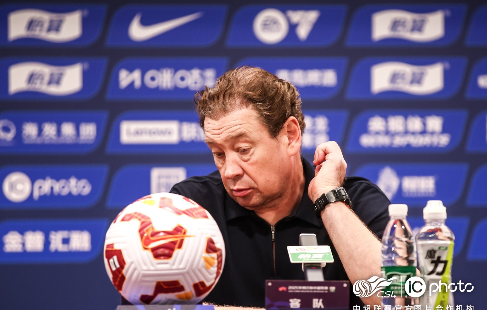 足球热情不减，球迷疯狂挥舞旗帜呐喊助威