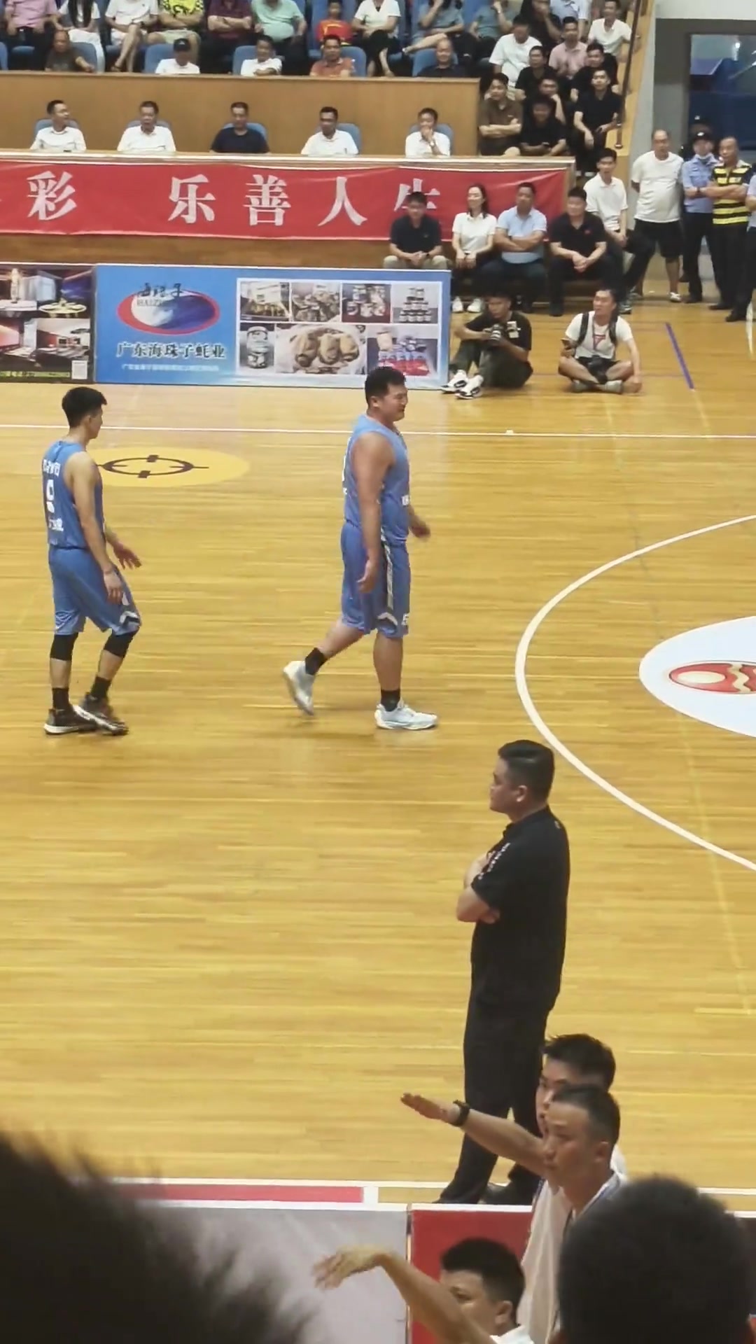 开云体育登录-篮球联赛冠军之争激烈升温，各队实力均衡的简单介绍