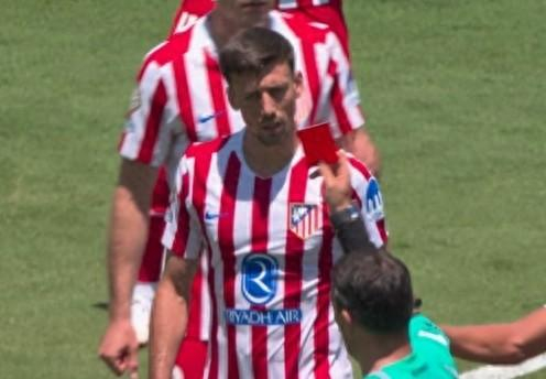 国际友谊赛中球员因冲突遭红牌