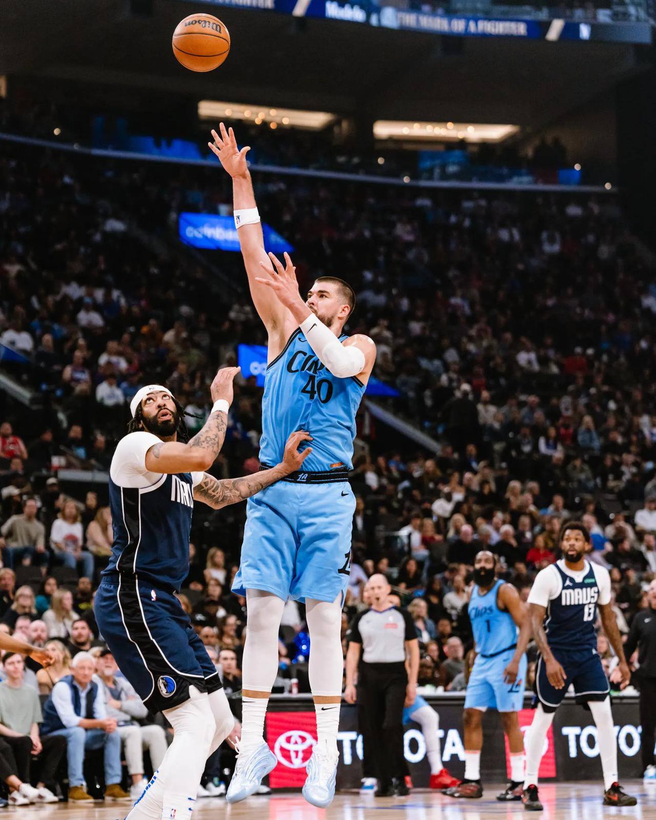 关于快船核心连续砍下高分,展现领袖风范的信息 关于快船核心连续砍下高分,展现领袖风范的信息