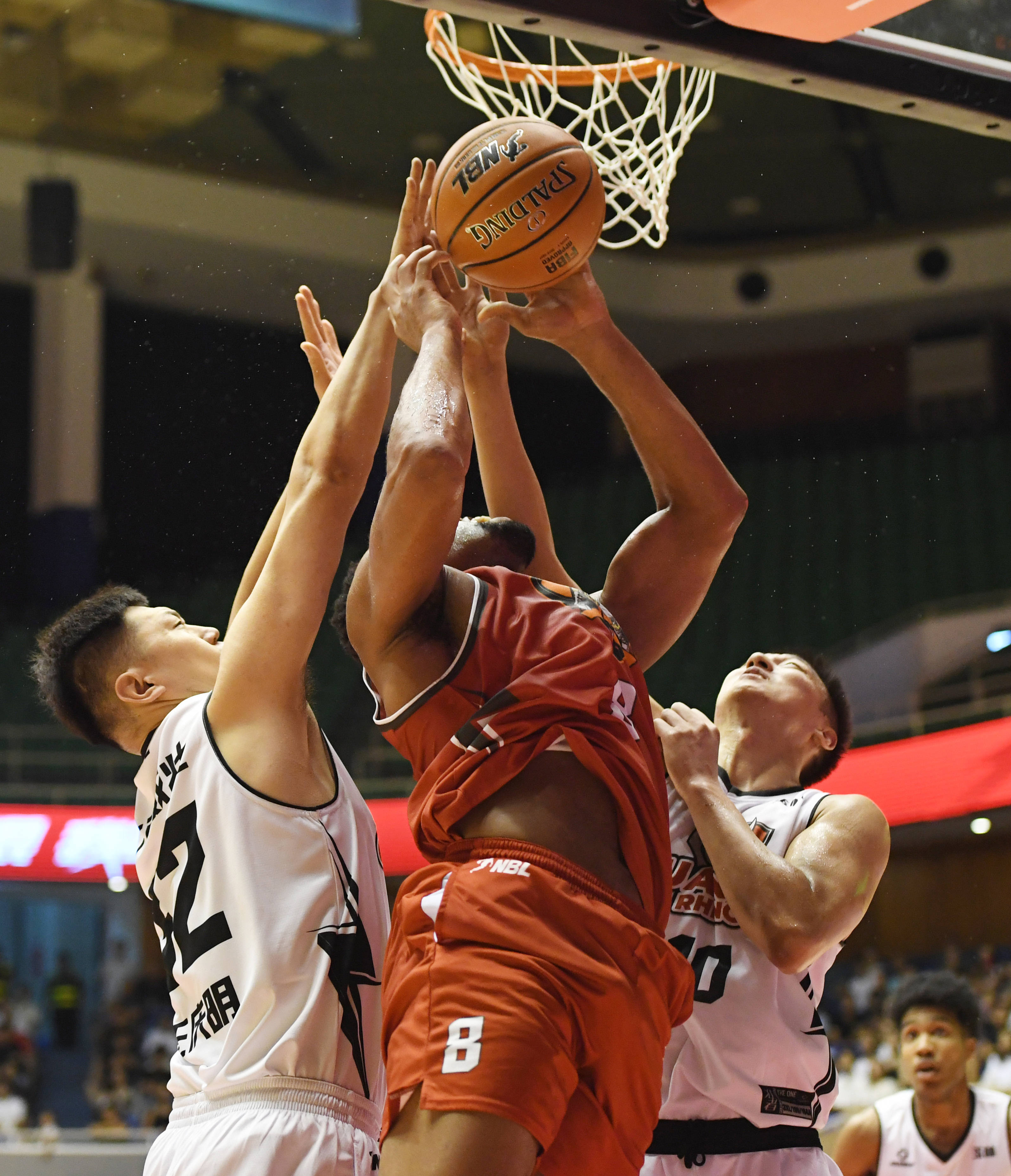 开云体育官网入口-业余篮球联赛激烈上演，选手们竞技拼搏追逐梦想的简单介绍